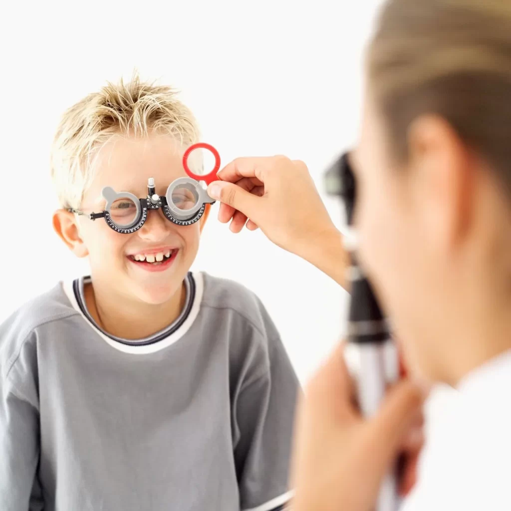 Optometrist offering eye exam for children in toronto
